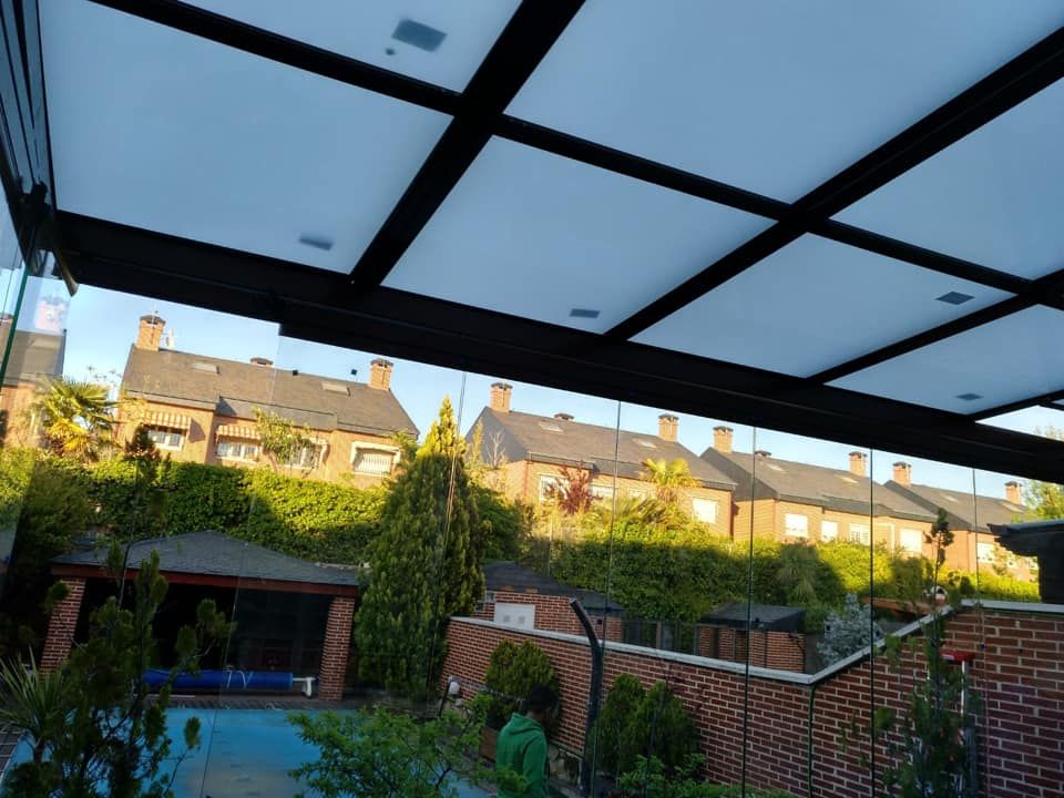 Una vista de una hilera de casas desde debajo de un techo.