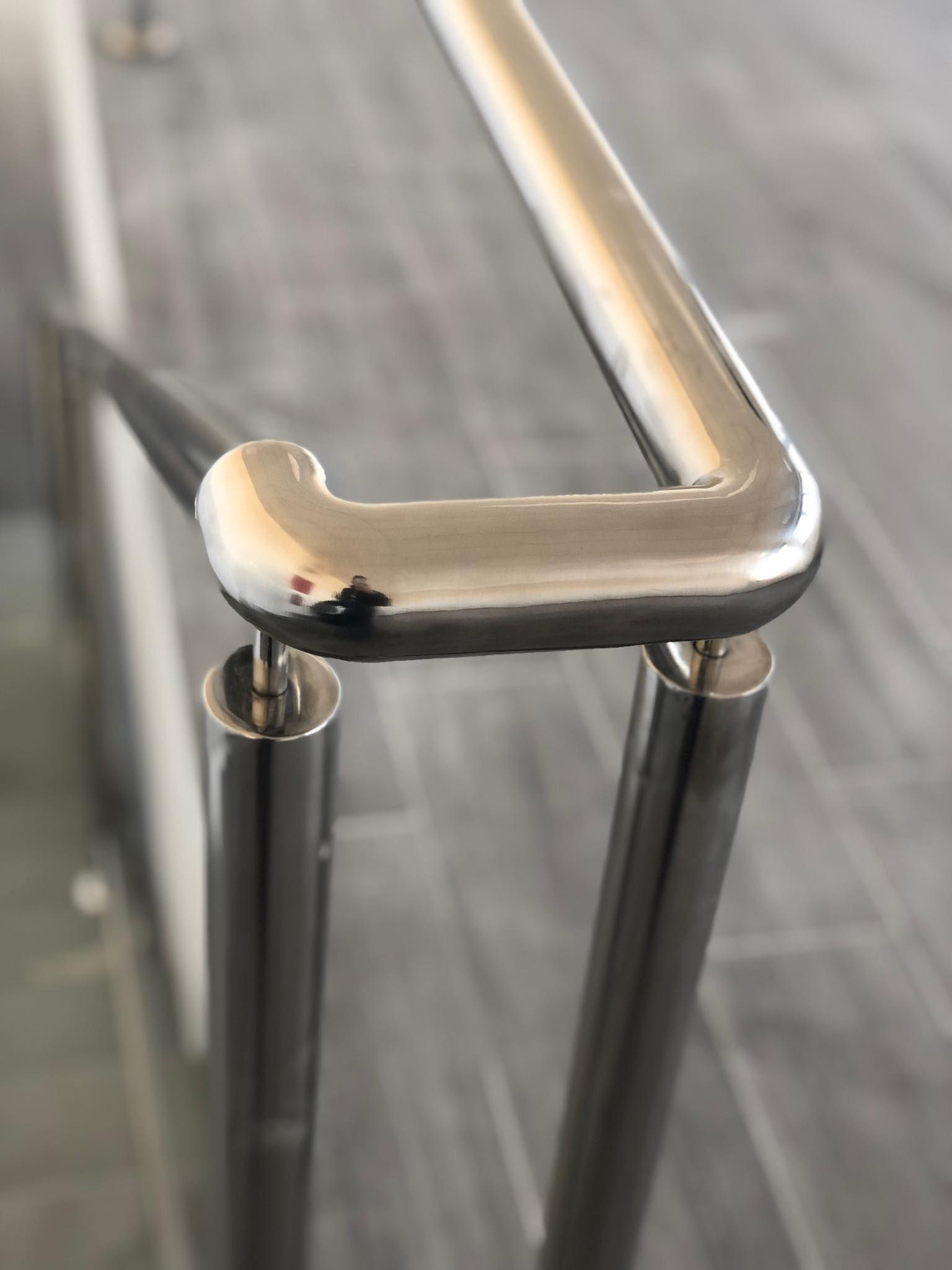 Un primer plano de una barandilla de acero inoxidable en una escalera.