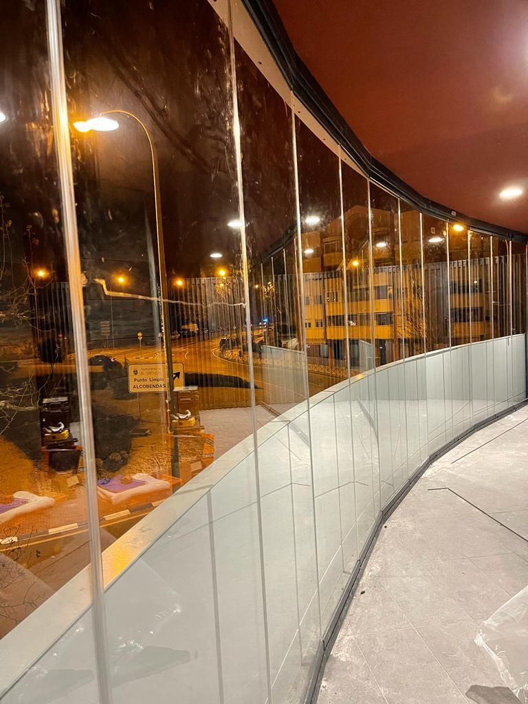 Un reflejo de un edificio en una pared de cristal.