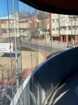 Una vista de una ciudad a través de una pared de cristal.