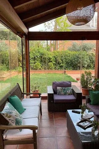 Una sala de estar con un sofá, sillas y una mesa.