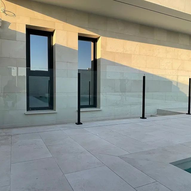 Un edificio con piscina enfrente.