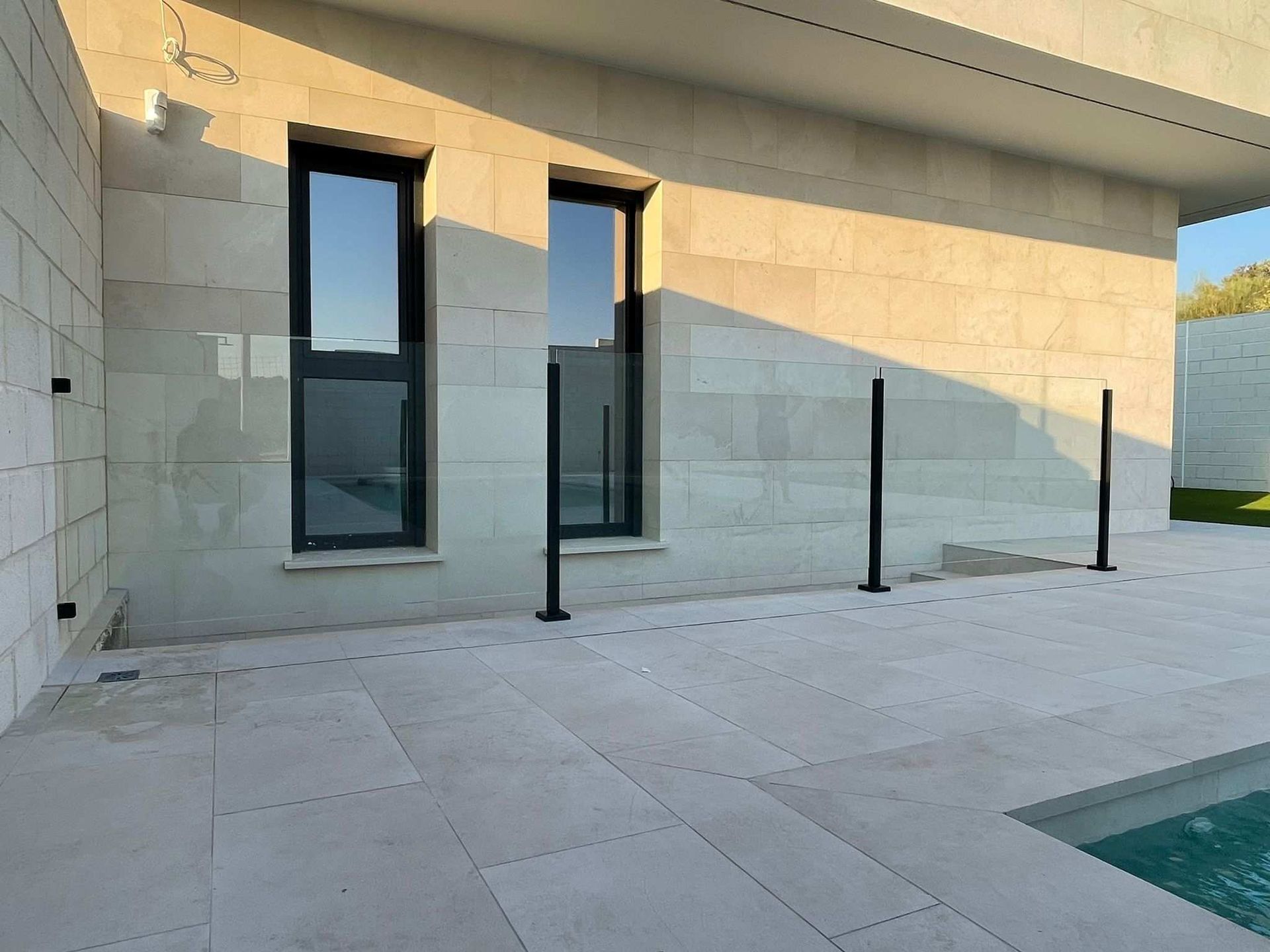 Un edificio con piscina en frente.