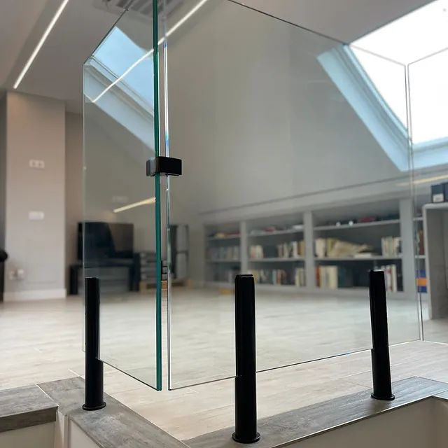 Una habitación con un tragaluz y una puerta de cristal