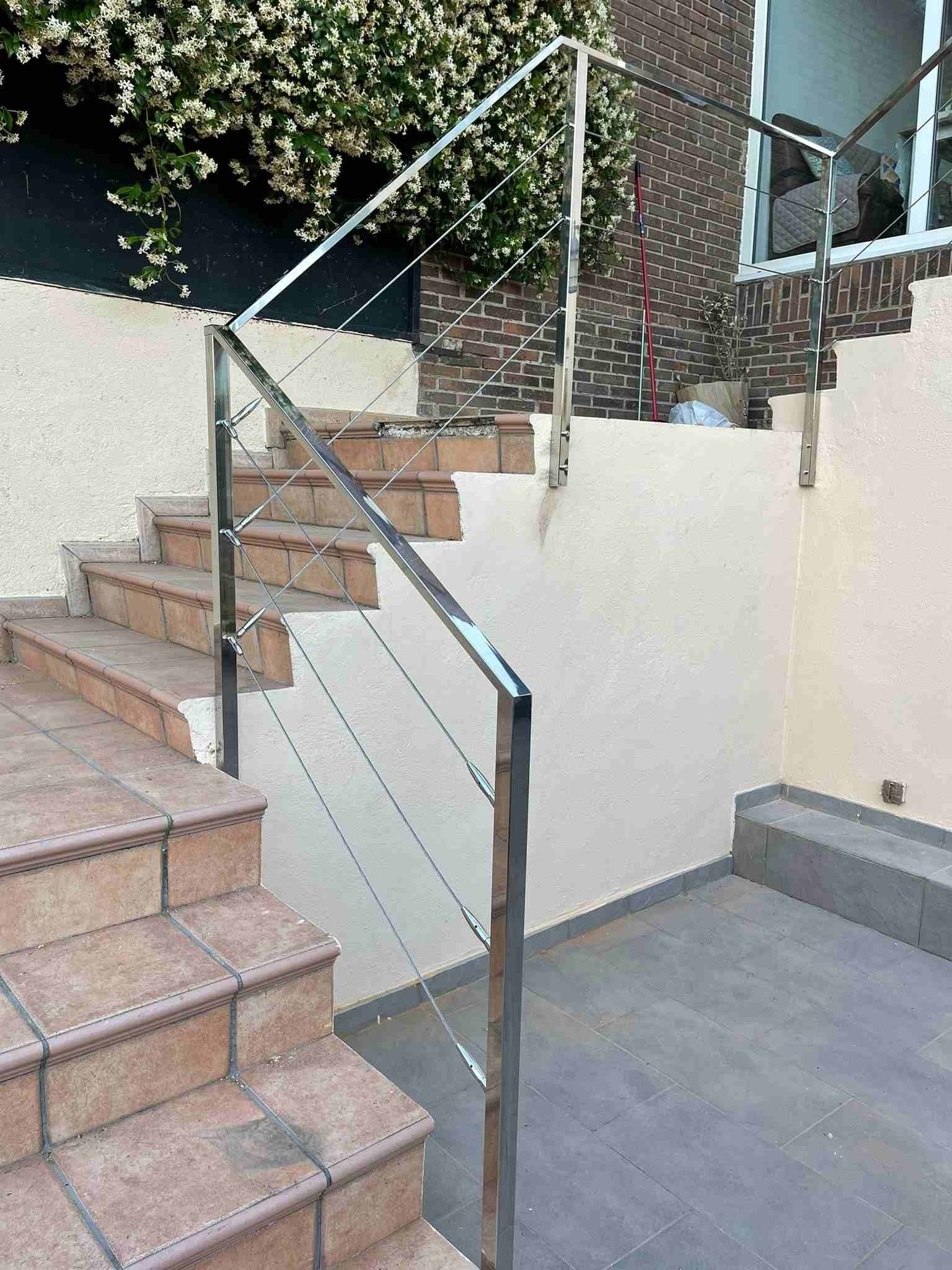 Un conjunto de escaleras con barandilla de acero inoxidable.