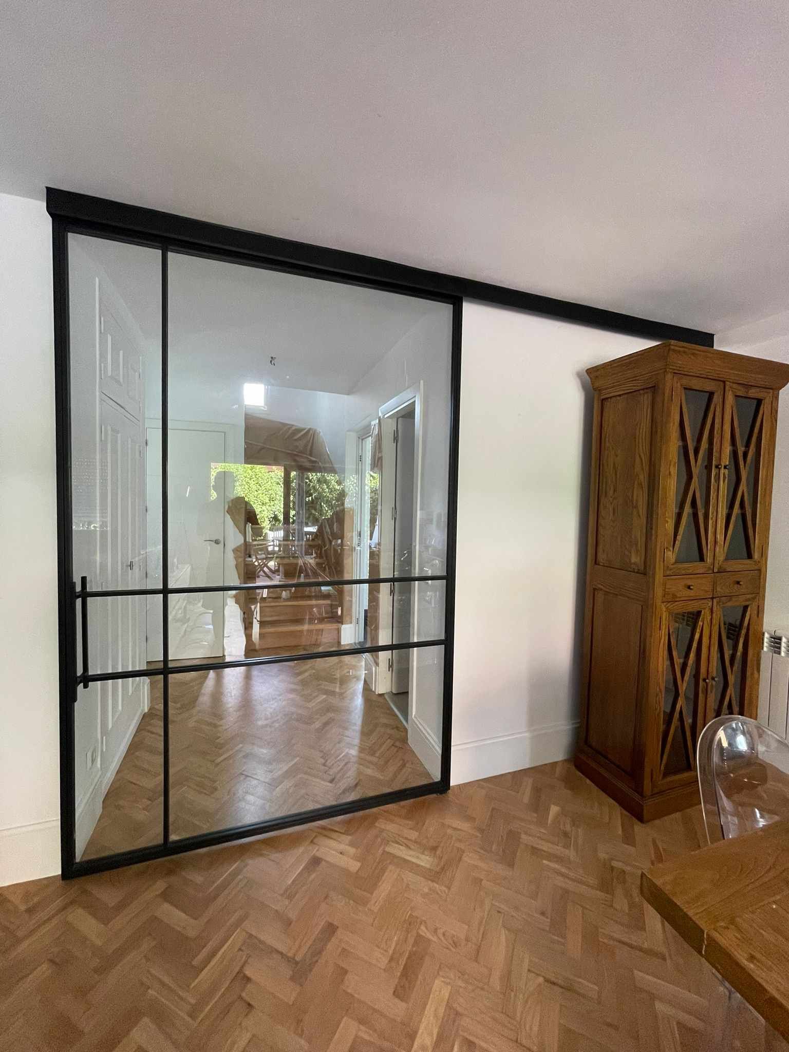 Una sala de estar con una puerta corrediza de vidrio y un mueble de madera.