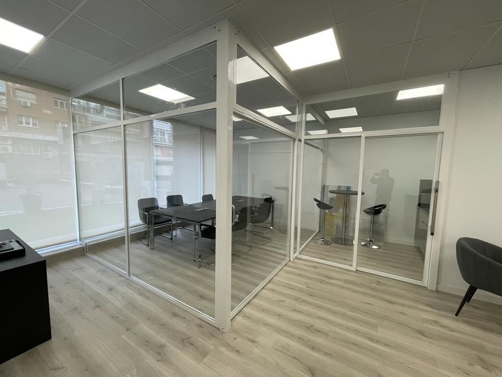 Una sala de conferencias con una mesa y sillas.