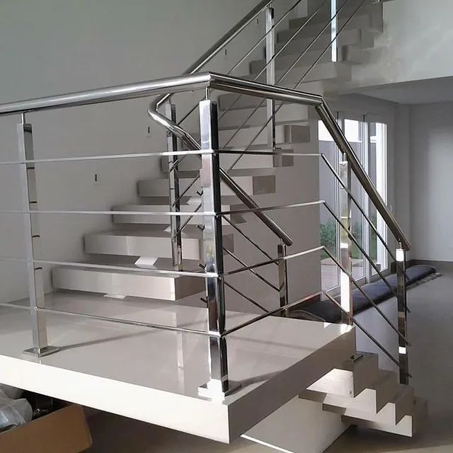 Un conjunto de escaleras con barandilla de acero inoxidable.