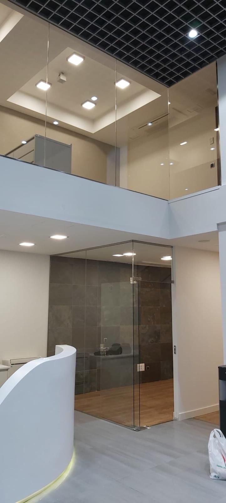 Una habitación grande con una escalera y una pared de cristal.