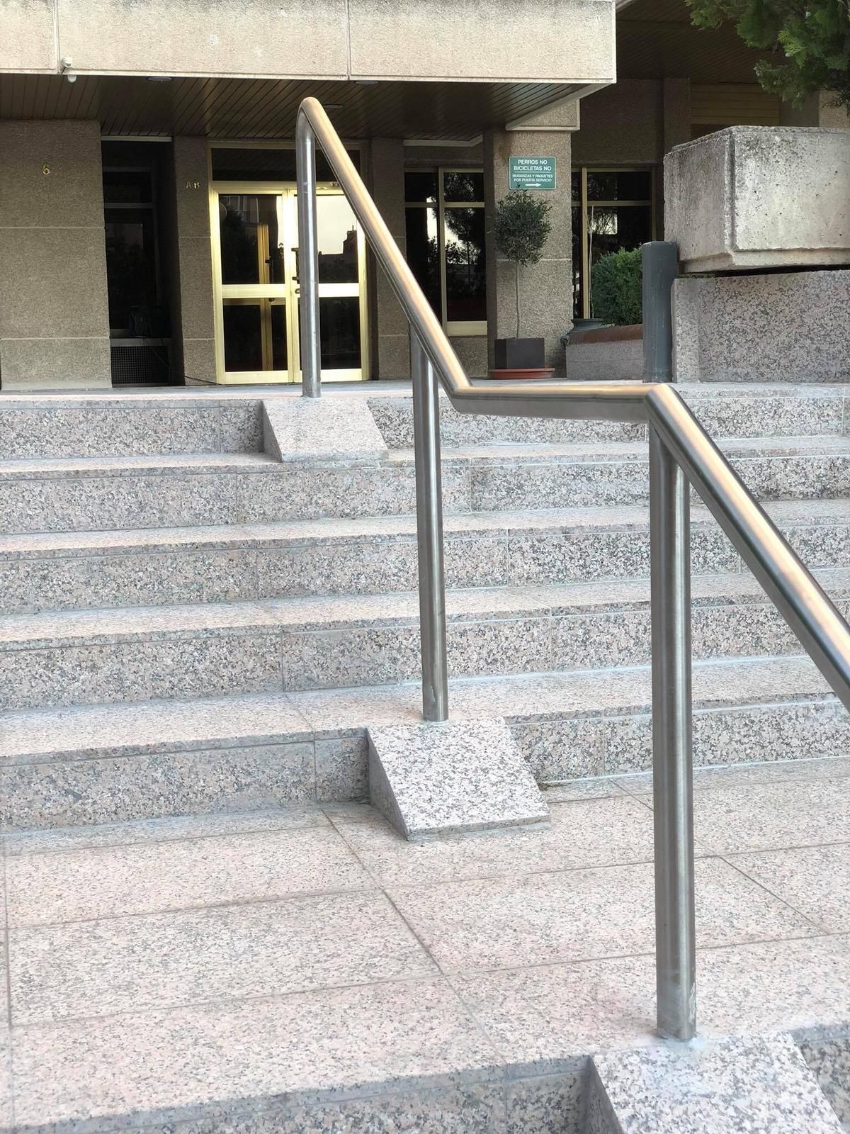 Un conjunto de escaleras con barandilla de acero inoxidable.