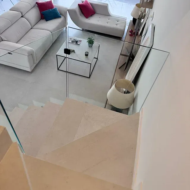 Una sala de estar con un sofá y una mesa de café.