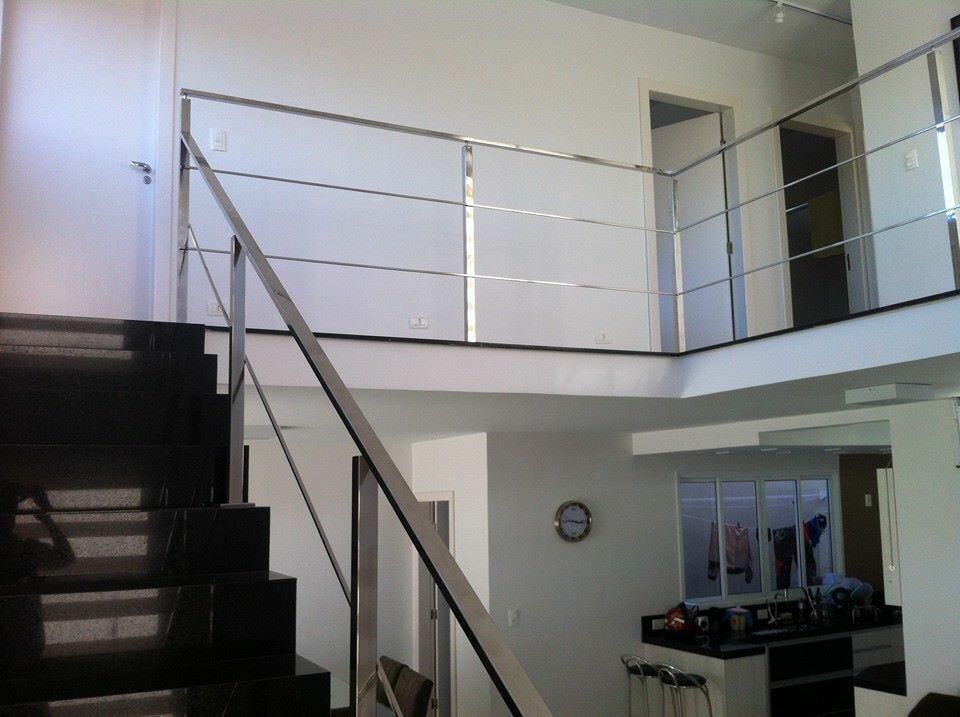 Una escalera que conduce al segundo piso de una casa