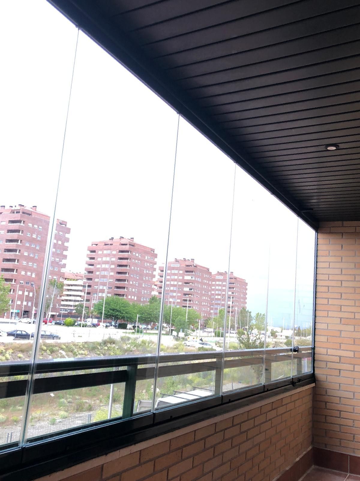 Un balcón con vista a una ciudad y edificios.