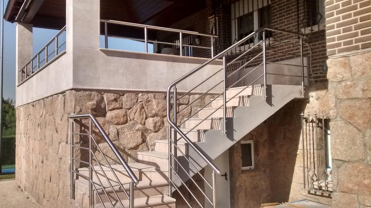 Un conjunto de escaleras que conducen a un edificio de ladrillo.