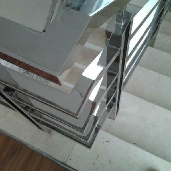 Un conjunto de escaleras con barandilla de acero inoxidable.