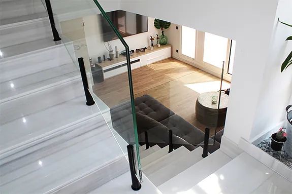 Una vista de una sala de estar desde lo alto de una escalera.