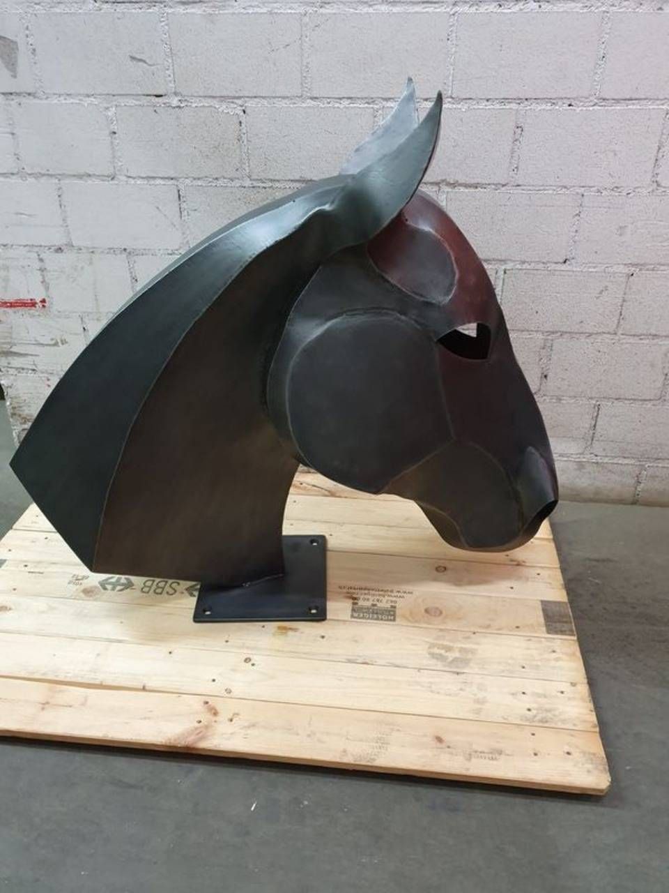 Pferdekopf in Schwarz aus Metall, Kälin Galvanik AG