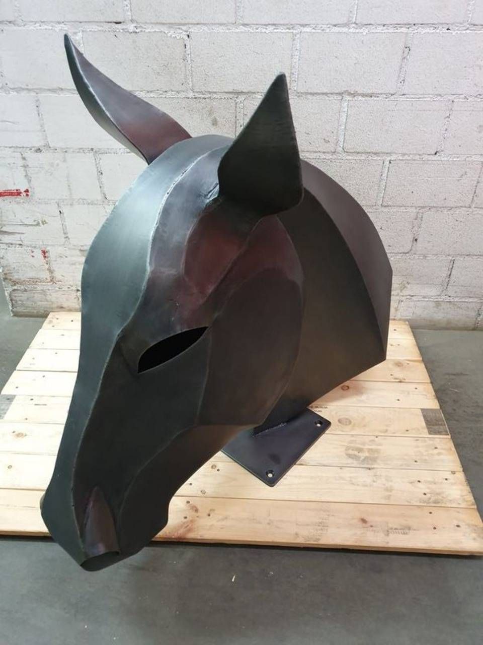 Pferdekopf in Schwarz aus Metall, Kälin Galvanik AG