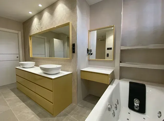 Un baño con dos lavabos y una bañera de hidromasaje.