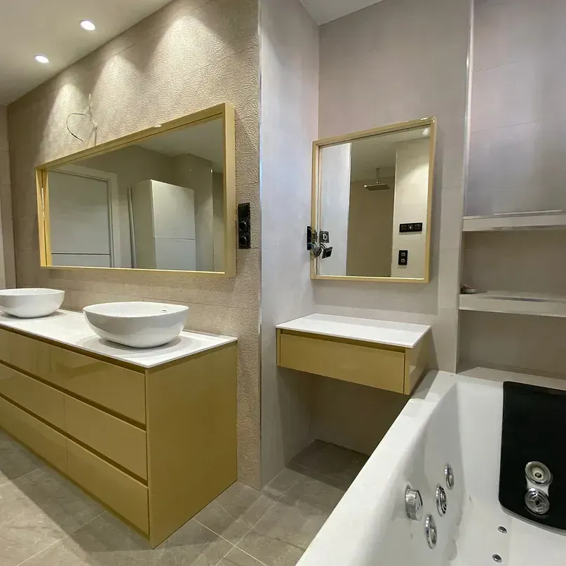 Un baño con dos lavabos y una bañera de hidromasaje.