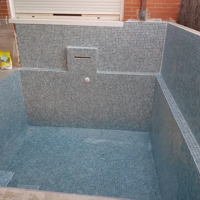 Una gran piscina con una cascada en el medio.