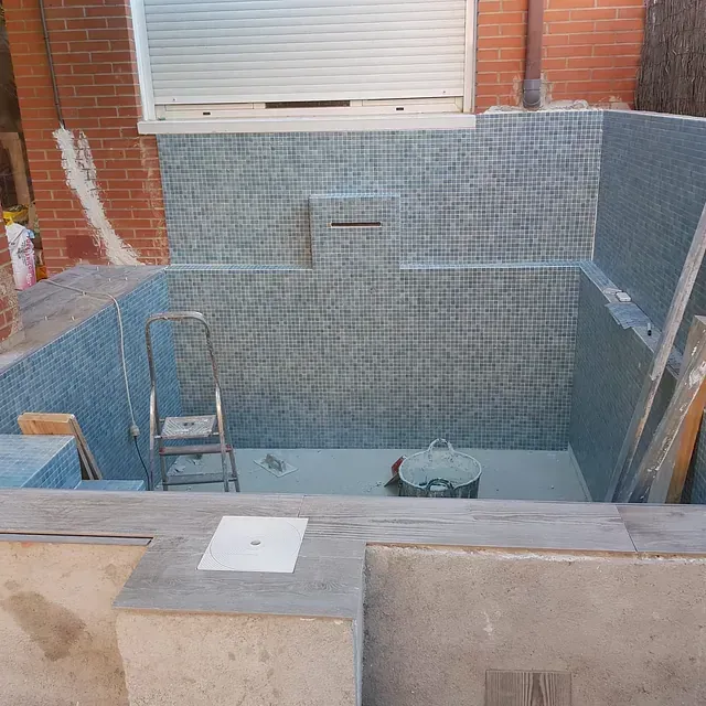 Hay una escalera en el medio de la piscina.