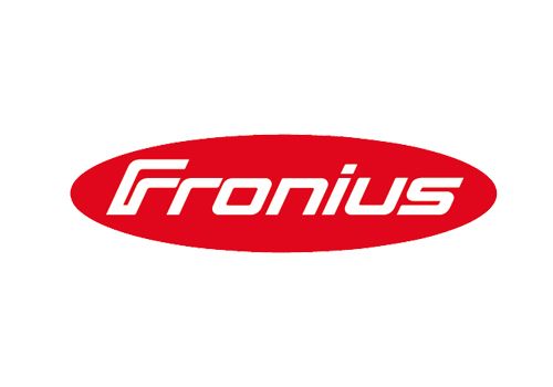 Logotipo de Fronius: texto blanco en un óvalo rojo, nombre de la empresa de energía solar y tecnología de soldadura.