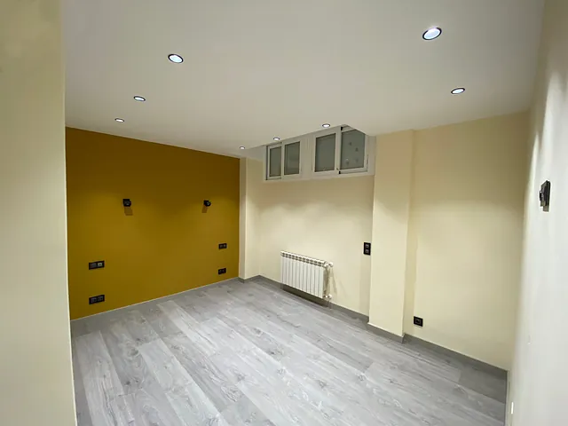 Hay un radiador en la esquina de la habitación.