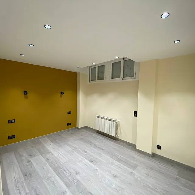 Hay un radiador en el medio de la habitación.