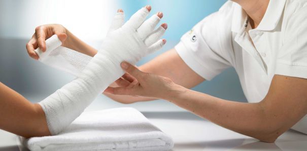 Kompressionsverband gegen Schwellung an der Hand - Handtherapie Luzern AG