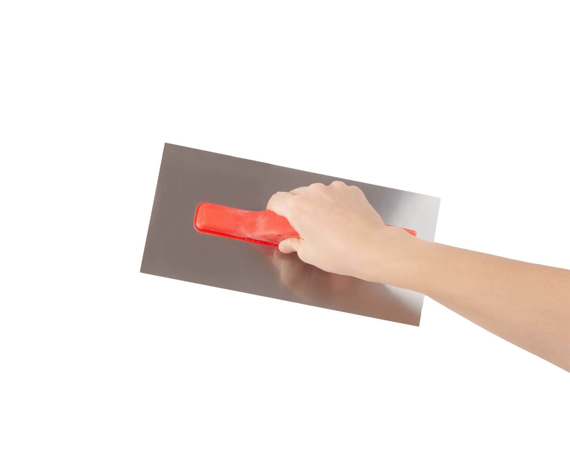 Main tenant une truelle à manche rouge, prête à étaler le matériau.