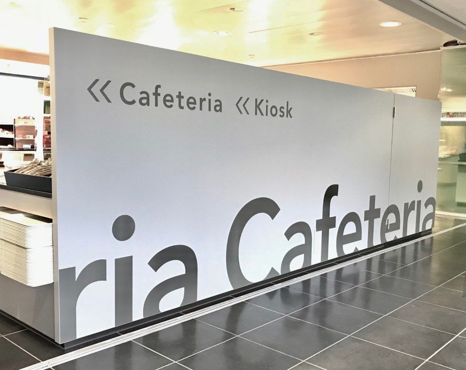 Beschriftung an Wand als Wegweiser