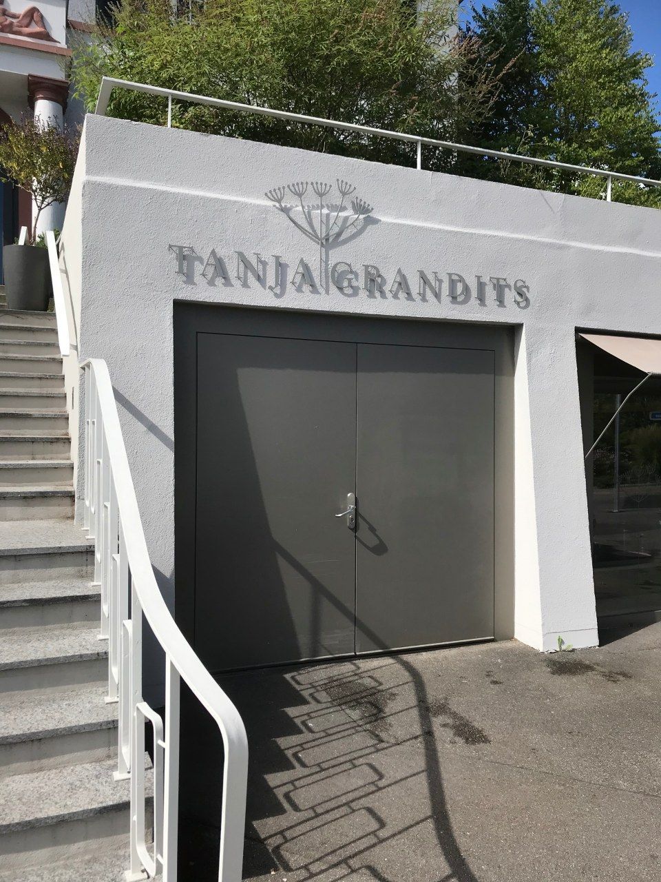 Beschriftung über einer Garage