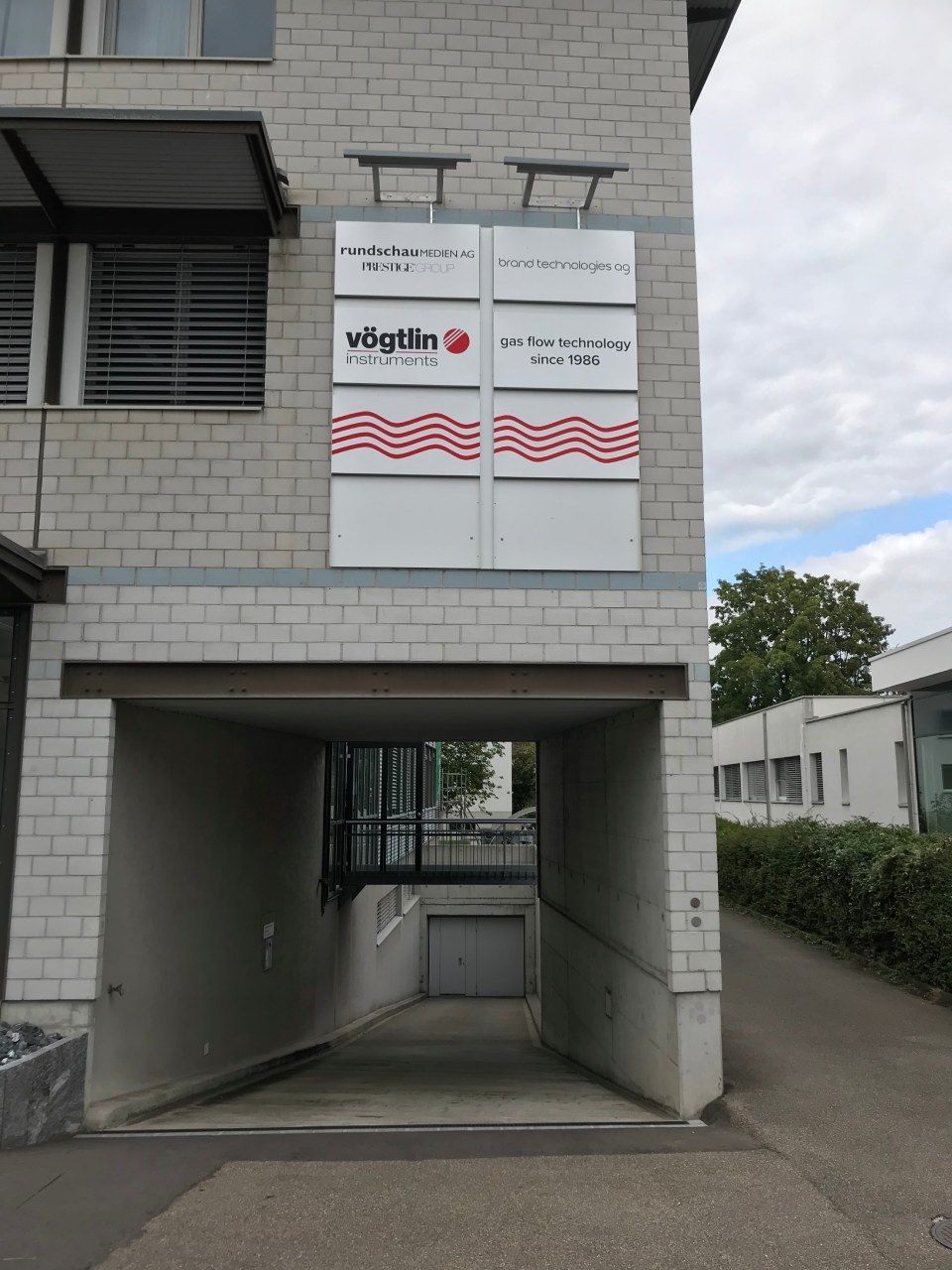 Firmenschilder an einem Gebäudeeingang