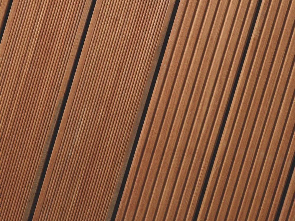 Holzdielen für die Terrasse, zwei Abschnitte mit unterschiedlicher Maserungsrichtung, braune Farbtöne.
