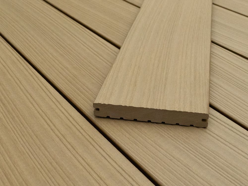 Kompositdielen in Hellbraun, mit strukturierter Maserung. Eine Diele ist erhöht.