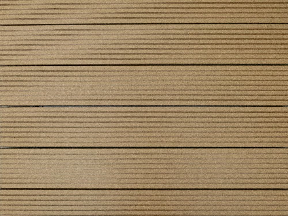 Horizontale, hellbraune Holzplanken.