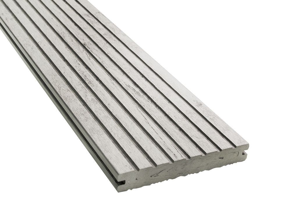 Graue Terrassendielen aus Verbundmaterial mit geriffelter Oberfläche.