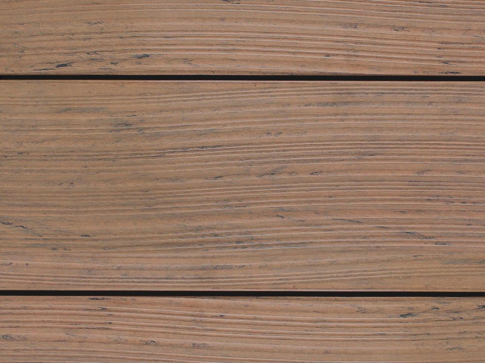 Nahaufnahme von braunen Kompositdielen mit Holzmaserung und dünnen schwarzen Linien.