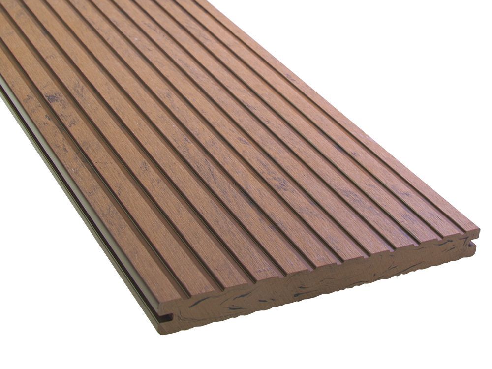 Braune Kompositdielen mit parallelen Rillen.