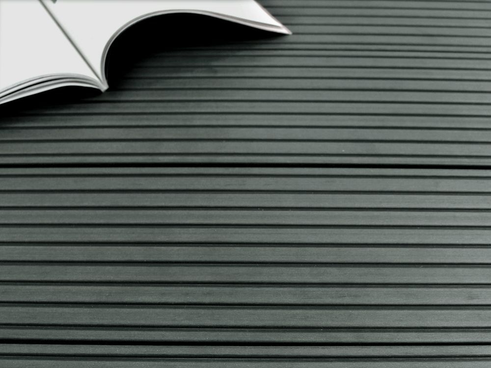 Offenes Buch auf grauer, strukturierter Oberfläche.