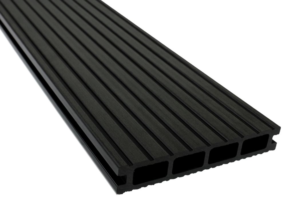 Schwarze Terrassendiele aus Verbundmaterial mit gerippter Oberfläche und Hohlkern.