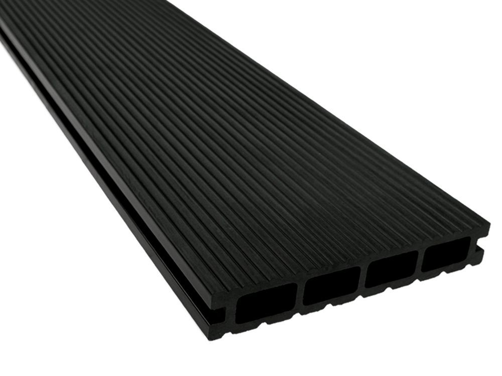 Schwarze Terrassendiele aus Verbundmaterial mit gerippter Oberfläche.