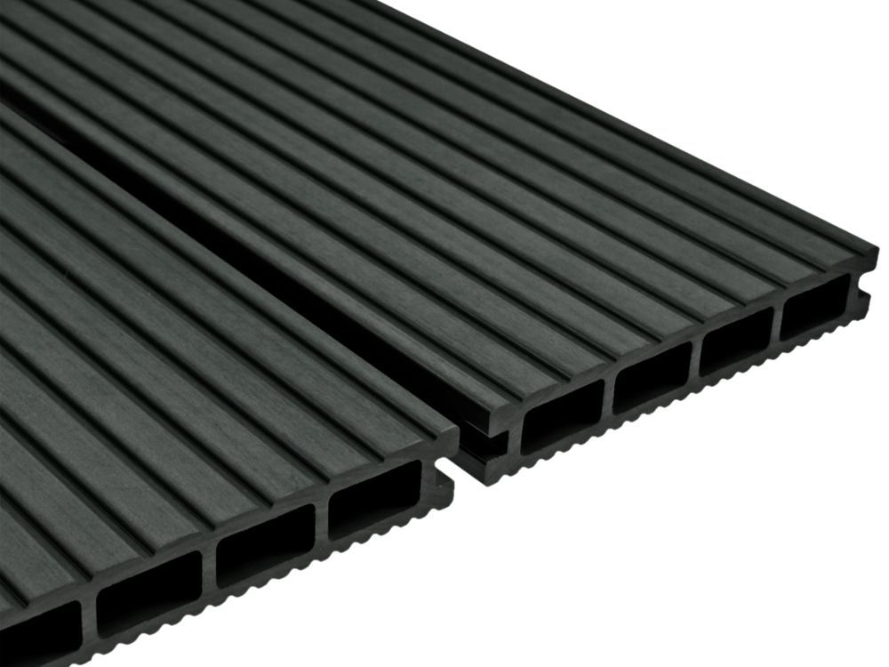 Dunkelgraue Terrassendielen aus Verbundmaterial mit gerippter Oberfläche und Hohlkern.
