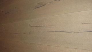 Eine Nahaufnahme eines Holzstücks mit körniger Textur.
