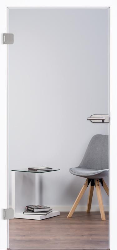 Eine Glastür mit einem Stuhl und einem Tisch davor.