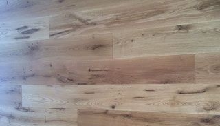 Eine Nahaufnahme eines Holzbodens in einem Raum.