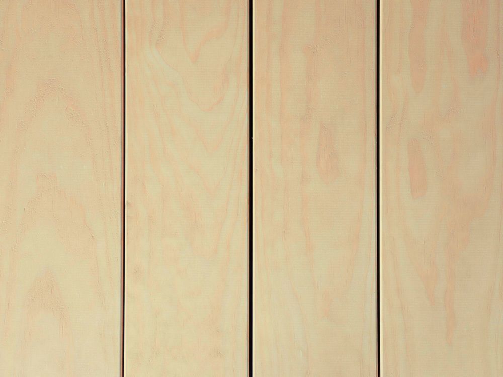 Vier senkrechte Holzplanken, hellbeige mit sichtbarer Maserung und dunklen Fugen.