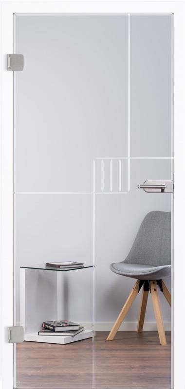 In einem Zimmer steht ein Stuhl vor einer Glastür.