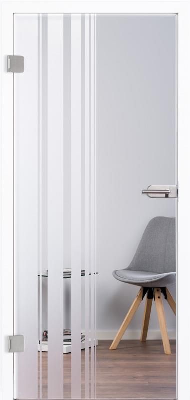 In einem Zimmer steht ein Stuhl vor einer Glastür.